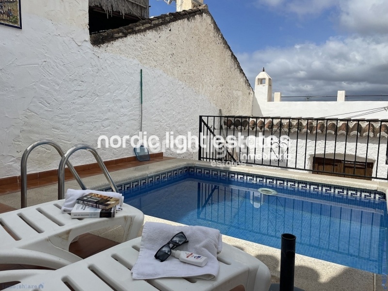 Auténtica casa de pueblo con pequeña piscina privada en Maro, Nerja