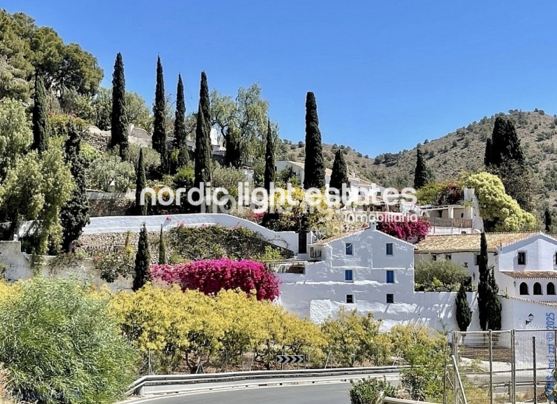 Exclusiva finca con 3 casas a solo 500 metros de Frigiliana