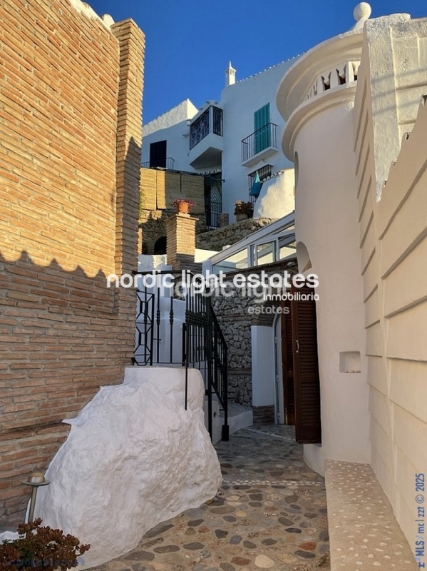 Exclusiva finca con 3 casas a solo 500 metros de Frigiliana