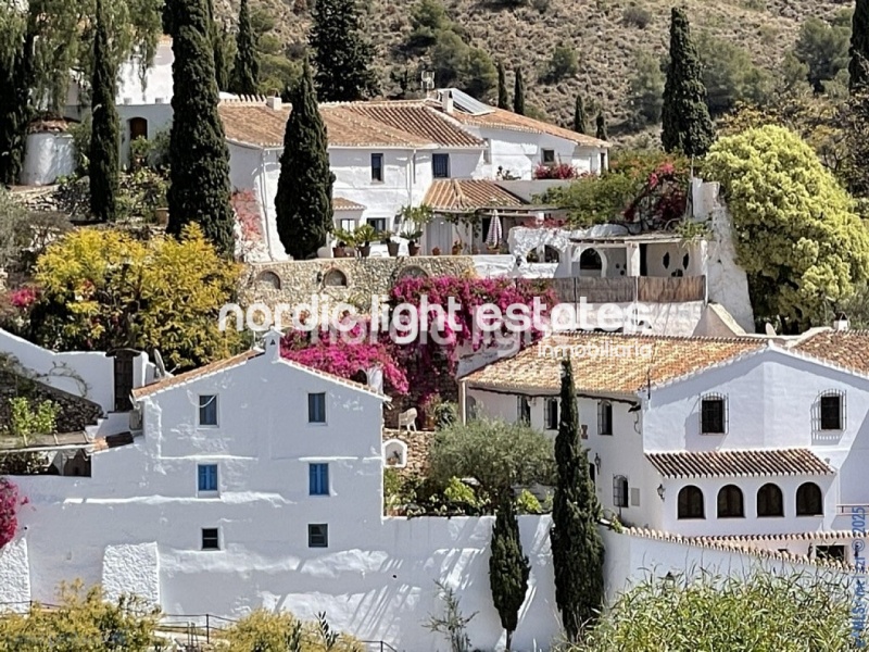 Exclusiva finca con 3 casas a solo 500 metros de Frigiliana