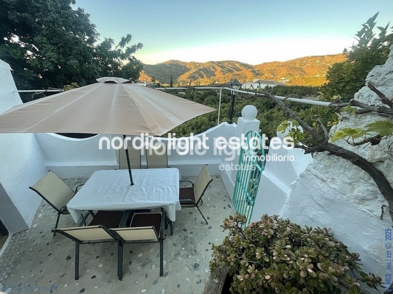 Exclusiva finca con 3 casas a solo 500 metros de Frigiliana