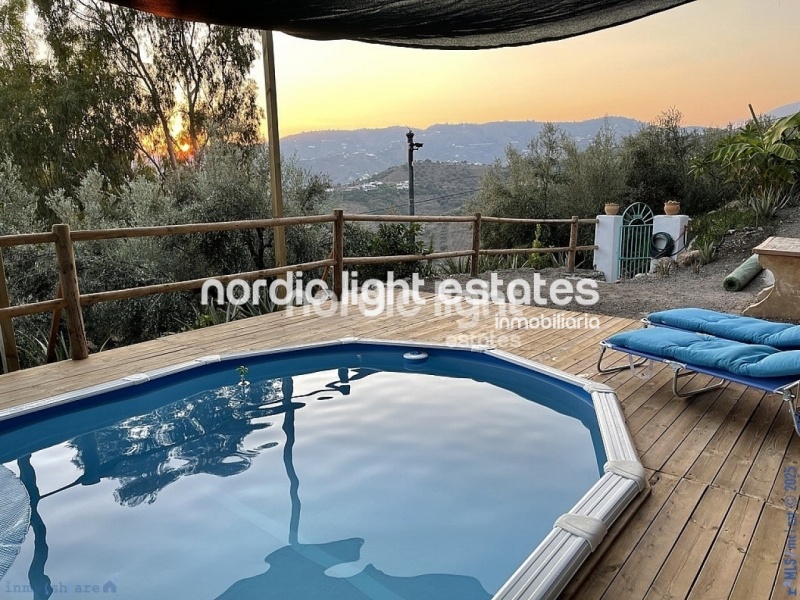 Exclusiva finca con 3 casas a solo 500 metros de Frigiliana