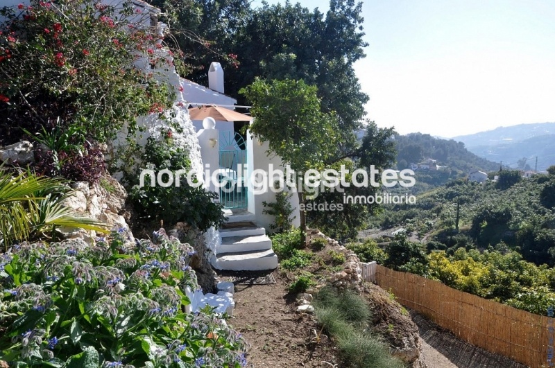 Exclusiva finca con 3 casas a solo 500 metros de Frigiliana