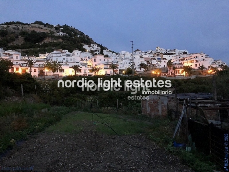 Exclusiva finca con 3 casas a solo 500 metros de Frigiliana