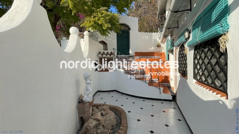 Exclusiva finca con 3 casas a solo 500 metros de Frigiliana