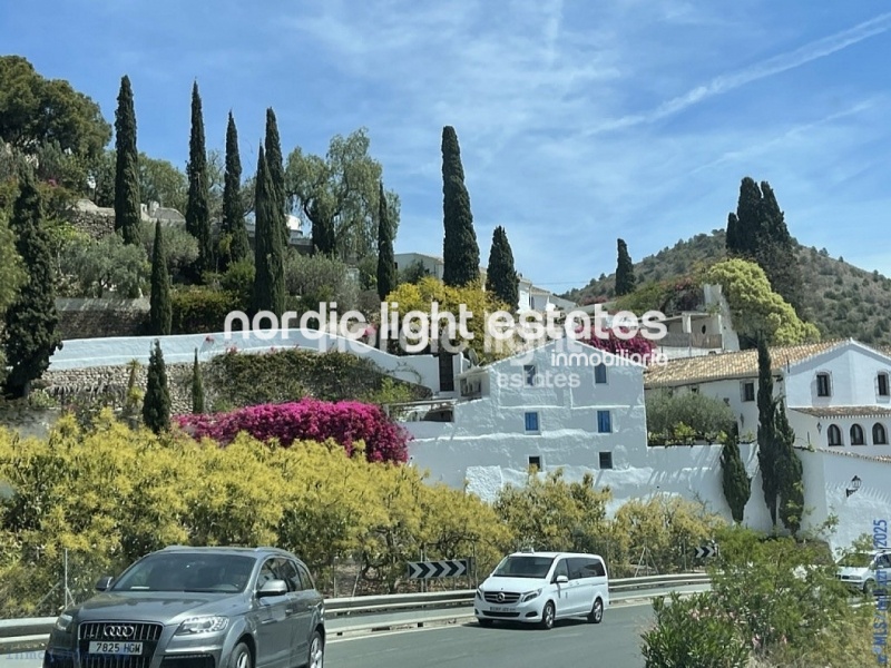 Exclusiva finca con 3 casas a solo 500 metros de Frigiliana