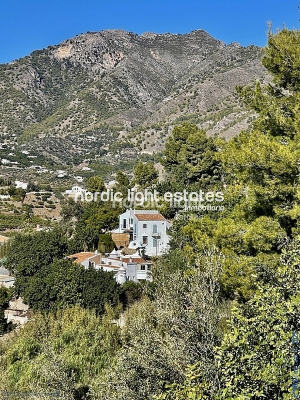 Exclusiva finca con 3 casas a solo 500 metros de Frigiliana