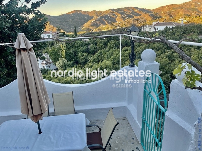 Exclusiva finca con 3 casas a solo 500 metros de Frigiliana
