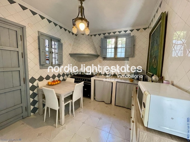 Exclusiva finca con 3 casas a solo 500 metros de Frigiliana