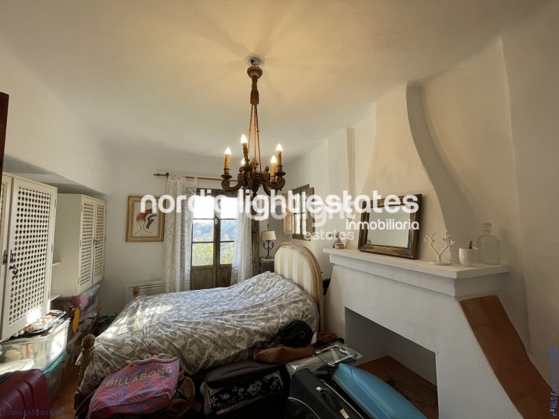 Exclusiva finca con 3 casas a solo 500 metros de Frigiliana