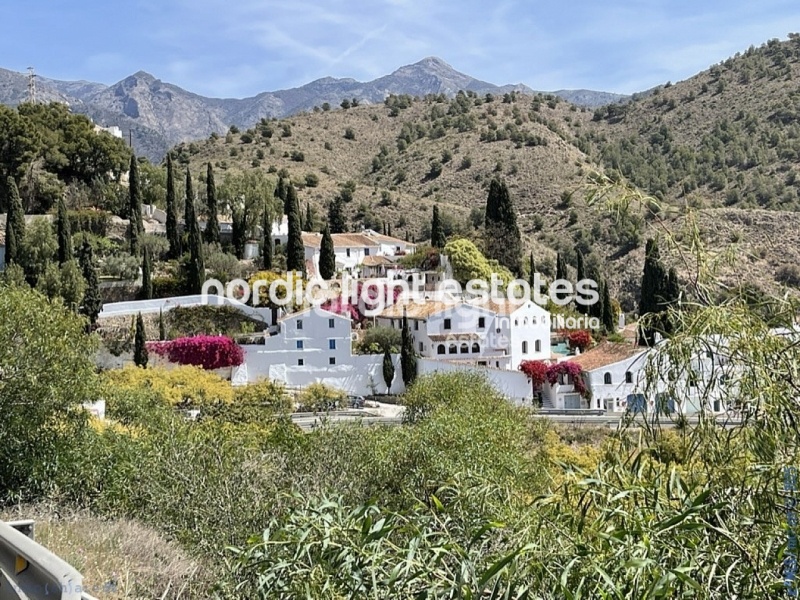 Exclusiva finca con 3 casas a solo 500 metros de Frigiliana