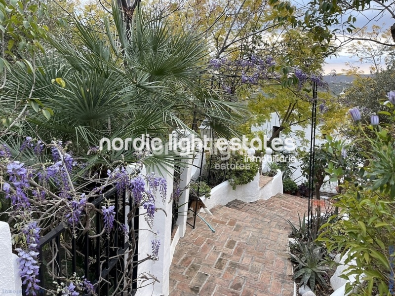 Exclusiva finca con 3 casas a solo 500 metros de Frigiliana
