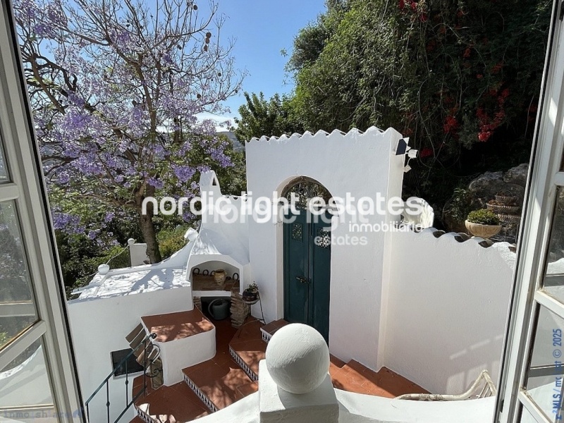 Exclusiva finca con 3 casas a solo 500 metros de Frigiliana