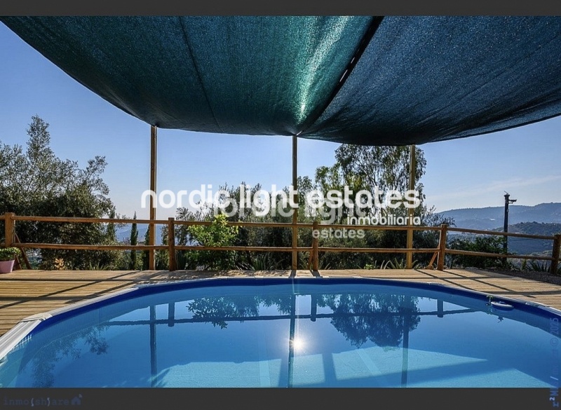 Exclusiva finca con 3 casas a solo 500 metros de Frigiliana