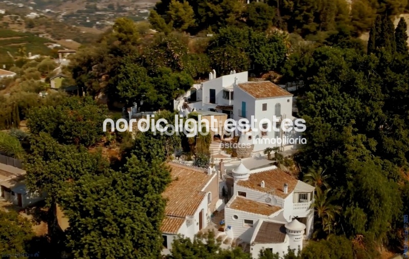 Exclusiva finca con 3 casas a solo 500 metros de Frigiliana