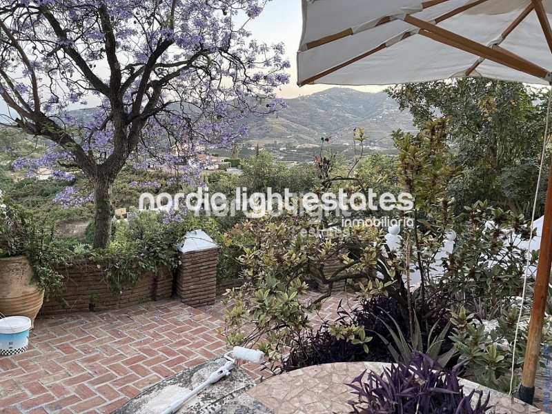 Exclusiva finca con 3 casas a solo 500 metros de Frigiliana