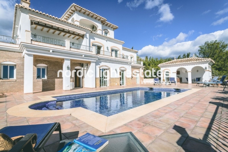 Elegante villa en Cortijos San Rafael, entre Nerja y Frigiliana