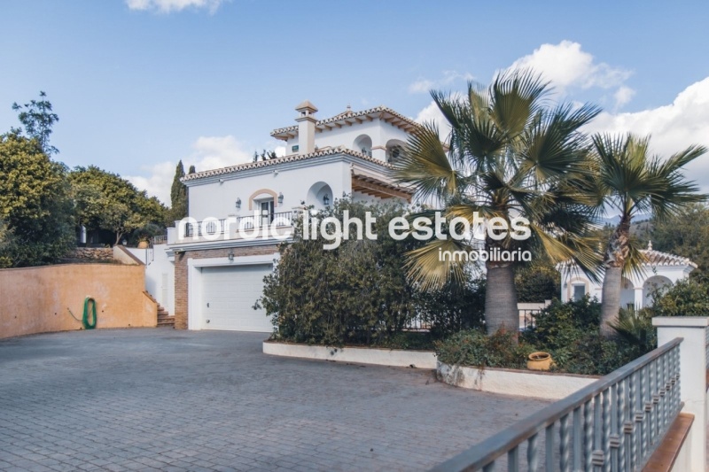 Elegante villa en Cortijos San Rafael, entre Nerja y Frigiliana