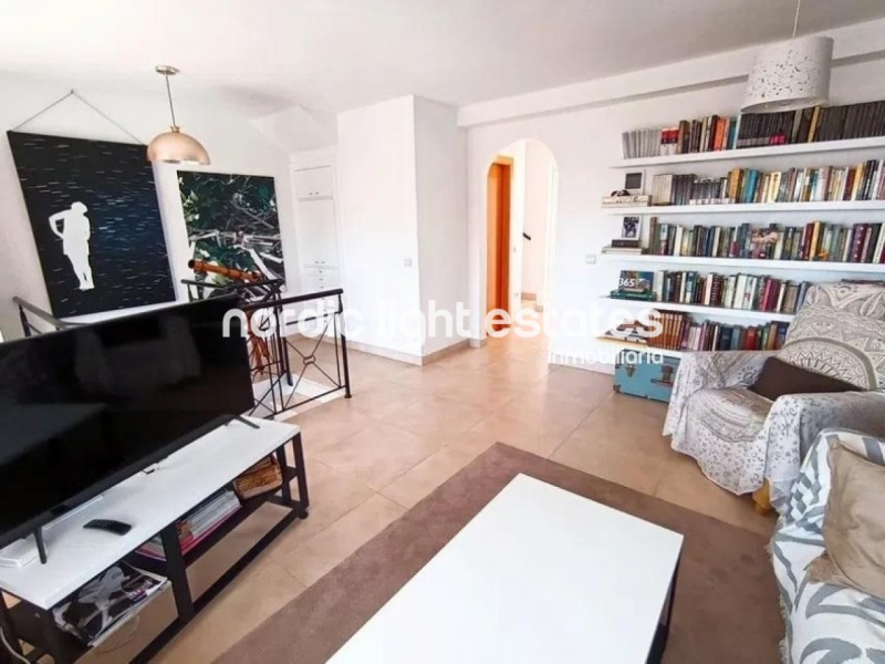 Impresionante casa pareada 5 dormitorios, 2 baños, 2 aseos, 2 salones, cochera para 2 coches