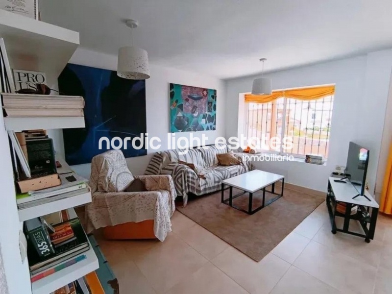 Impresionante casa pareada 5 dormitorios, 2 baños, 2 aseos, 2 salones, cochera para 2 coches