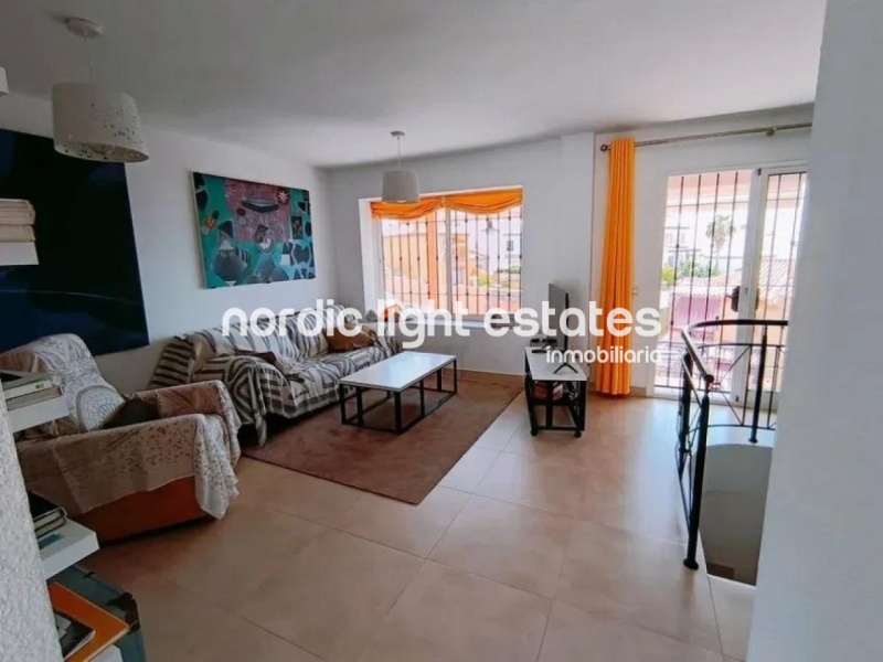 Impresionante casa pareada 5 dormitorios, 2 baños, 2 aseos, 2 salones, cochera para 2 coches