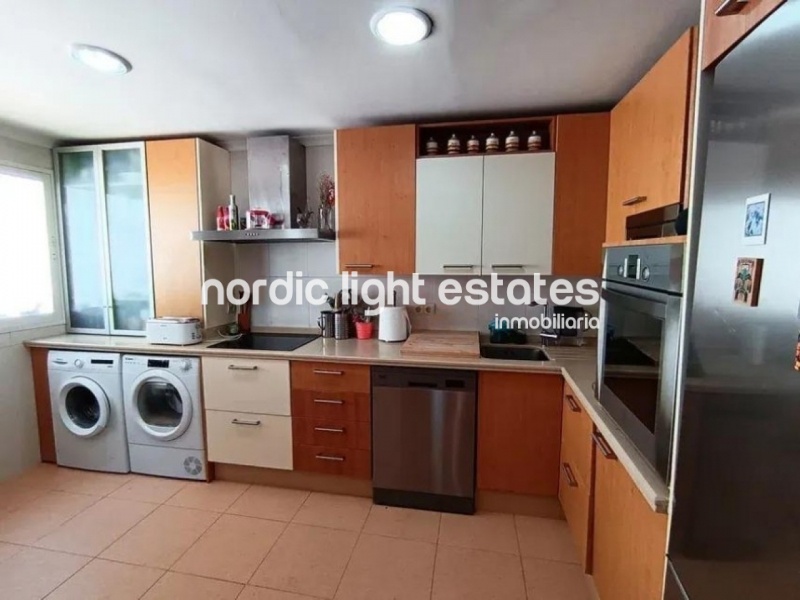 Impresionante casa pareada 5 dormitorios, 2 baños, 2 aseos, 2 salones, cochera para 2 coches