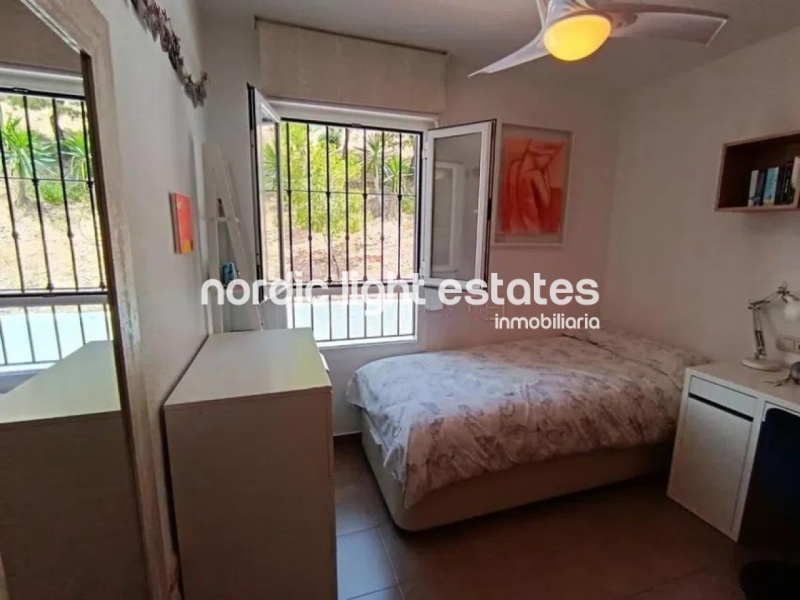 Impresionante casa pareada 5 dormitorios, 2 baños, 2 aseos, 2 salones, cochera para 2 coches
