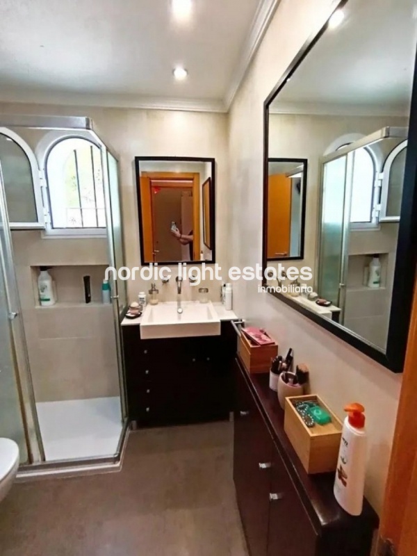 Impresionante casa pareada 5 dormitorios, 2 baños, 2 aseos, 2 salones, cochera para 2 coches