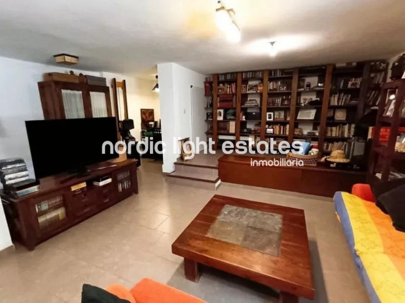Impresionante casa pareada 5 dormitorios, 2 baños, 2 aseos, 2 salones, cochera para 2 coches