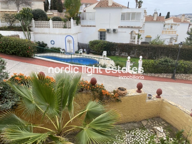 Bonita casa pareada con jardín y terrazas en Caleta de Vélez