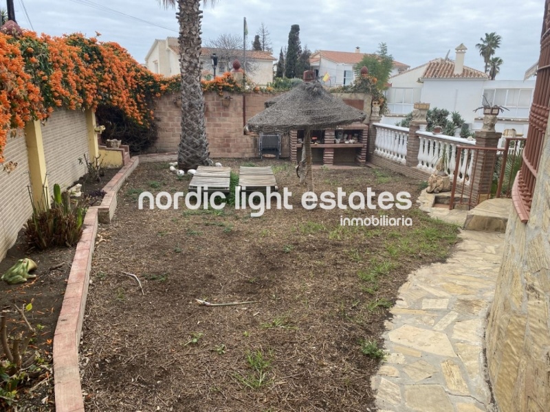Bonita casa pareada con jardín y terrazas en Caleta de Vélez