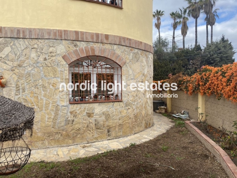 Bonita casa pareada con jardín y terrazas en Caleta de Vélez