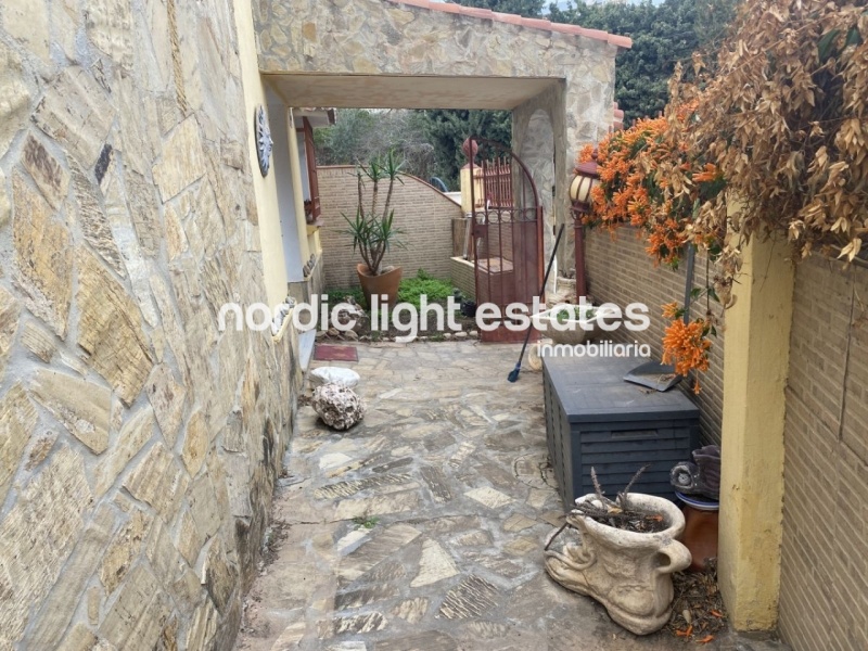 Bonita casa pareada con jardín y terrazas en Caleta de Vélez