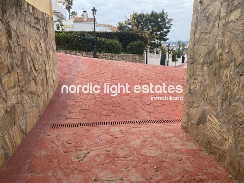 Bonita casa pareada con jardín y terrazas en Caleta de Vélez
