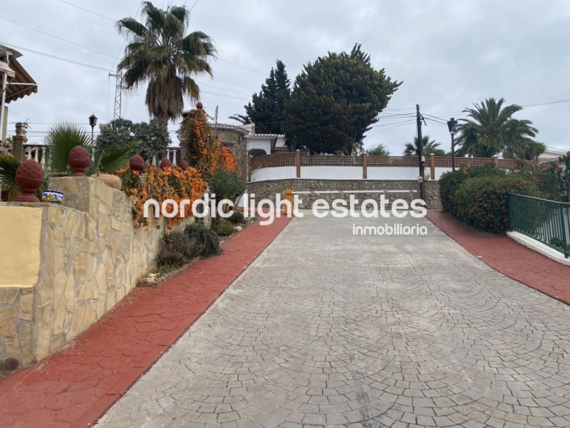 Bonita casa pareada con jardín y terrazas en Caleta de Vélez