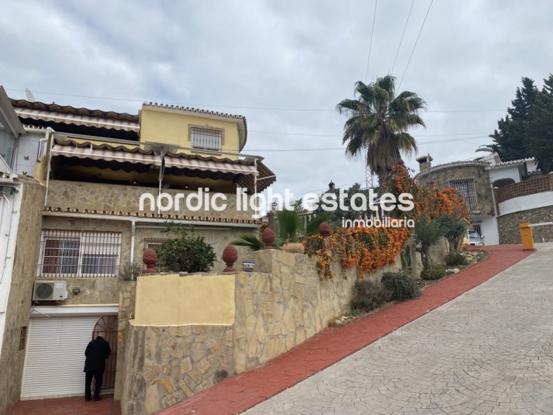 Bonita casa pareada con jardín y terrazas en Caleta de Vélez