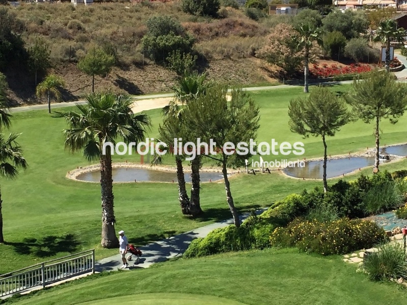 Estupendo apartamento (última planta) situado en la urbanización Baviera Golf, Caleta de Vélez