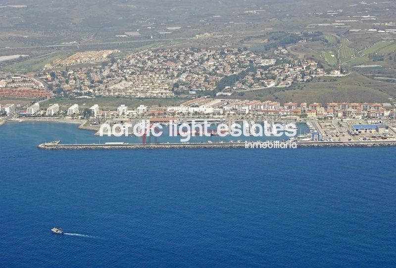Estupendo apartamento (última planta) situado en la urbanización Baviera Golf, Caleta de Vélez