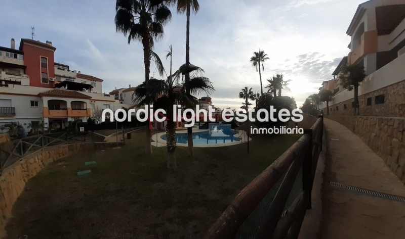 Estupendo apartamento (última planta) situado en la urbanización Baviera Golf, Caleta de Vélez