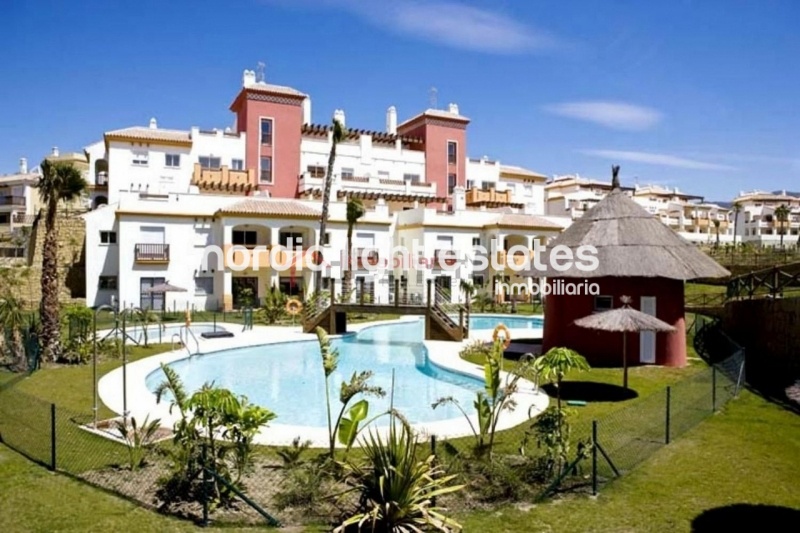 Estupendo apartamento (última planta) situado en la urbanización Baviera Golf, Caleta de Vélez