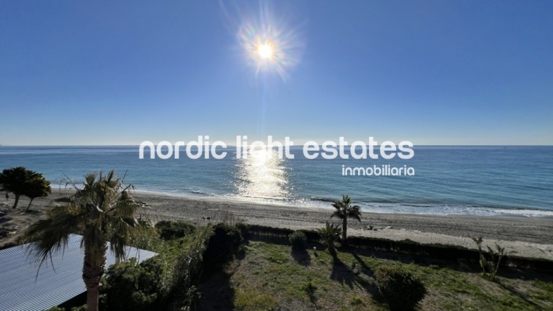 Exclusivo apartamento con parking en primera línea de la playa del Peñoncillo, Torrox Costa