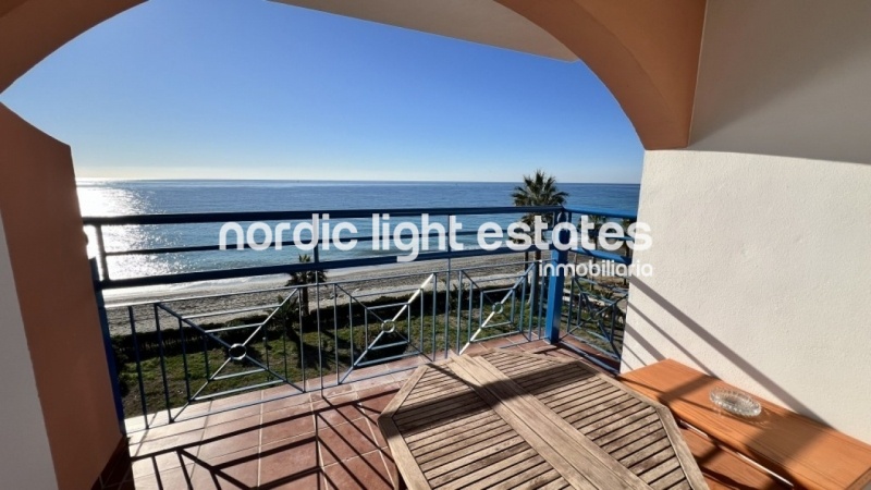 Exclusivo apartamento con parking en primera línea de la playa del Peñoncillo, Torrox Costa