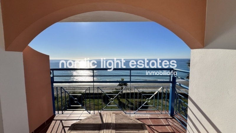 Exclusivo apartamento con parking en primera línea de la playa del Peñoncillo, Torrox Costa