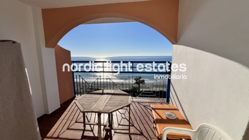 Exclusivo apartamento con parking en primera línea de la playa del Peñoncillo, Torrox Costa