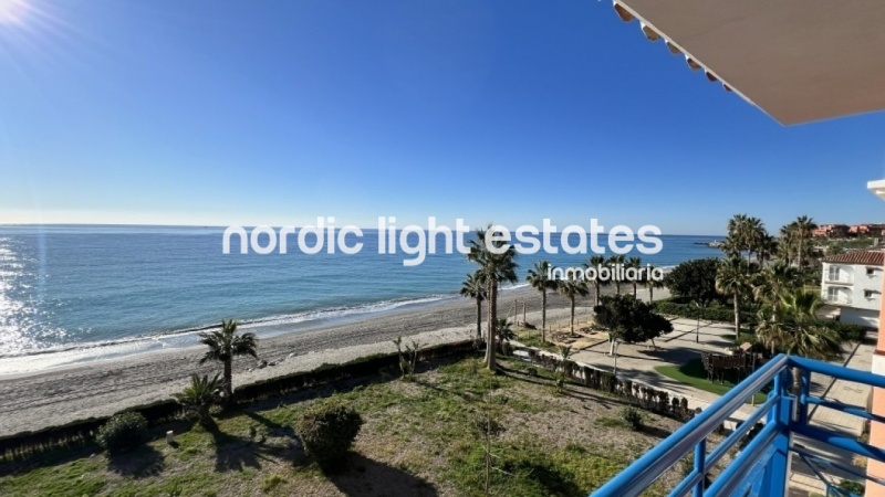 Exclusivo apartamento con parking en primera línea de la playa del Peñoncillo, Torrox Costa