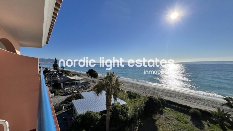 Exclusivo apartamento con parking en primera línea de la playa del Peñoncillo, Torrox Costa