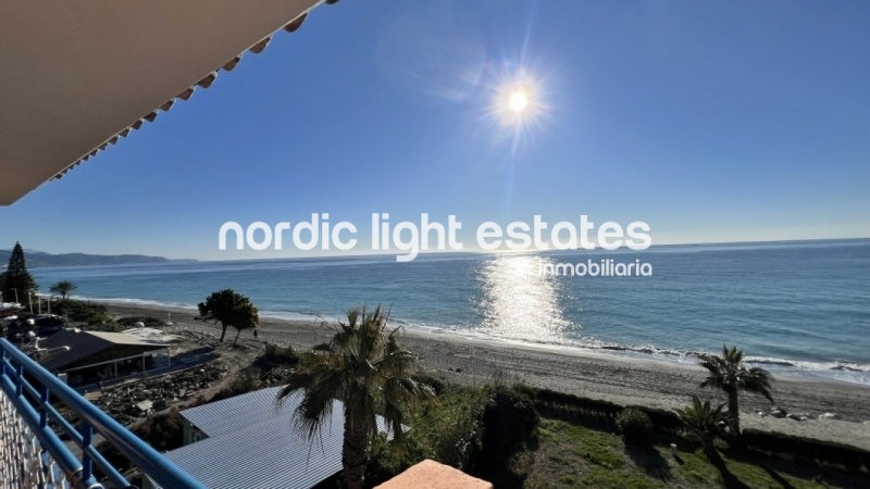 Exclusivo apartamento con parking en primera línea de la playa del Peñoncillo, Torrox Costa
