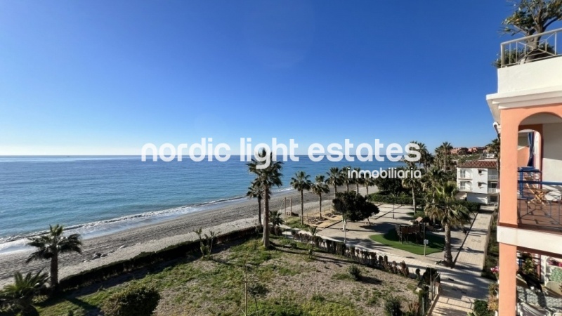 Exclusivo apartamento con parking en primera línea de la playa del Peñoncillo, Torrox Costa