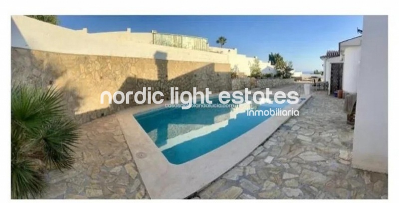 Villa 4 dormitorios, 3 baños, piscina y garaje en Benajarafe