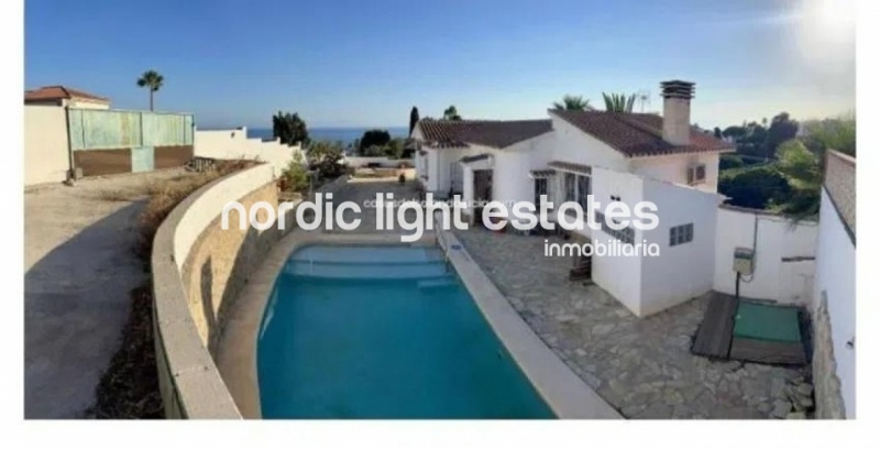 Villa 4 dormitorios, 3 baños, piscina y garaje en Benajarafe